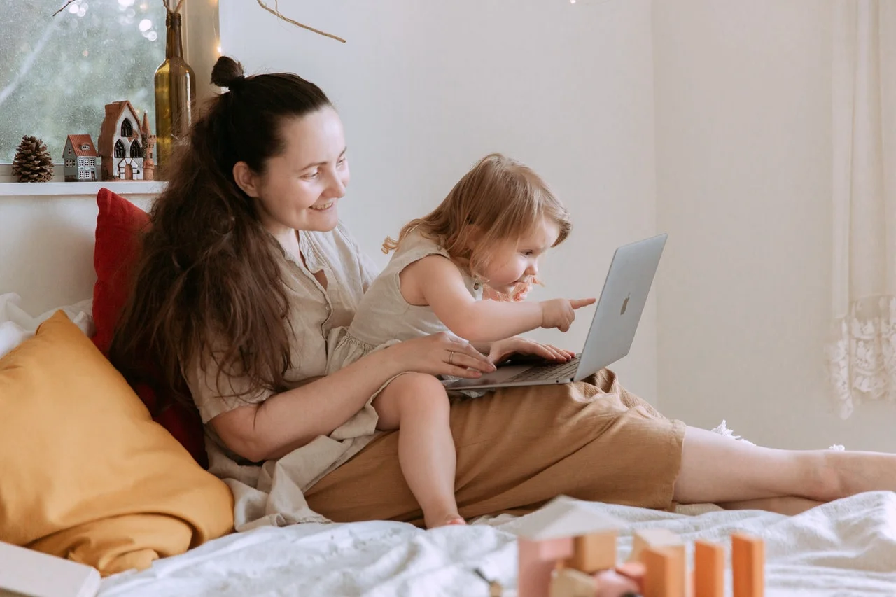 Мама с ребёнком за компьютером