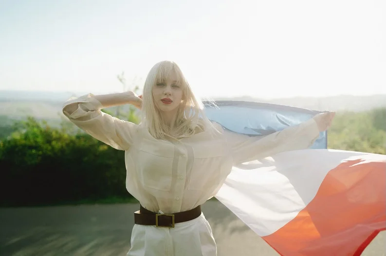 Девушка с флагом Франции