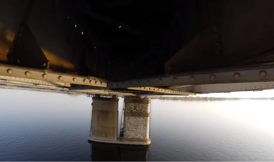 Дрон ELIOS 2 осматривает камеры пролёта моста изнутри